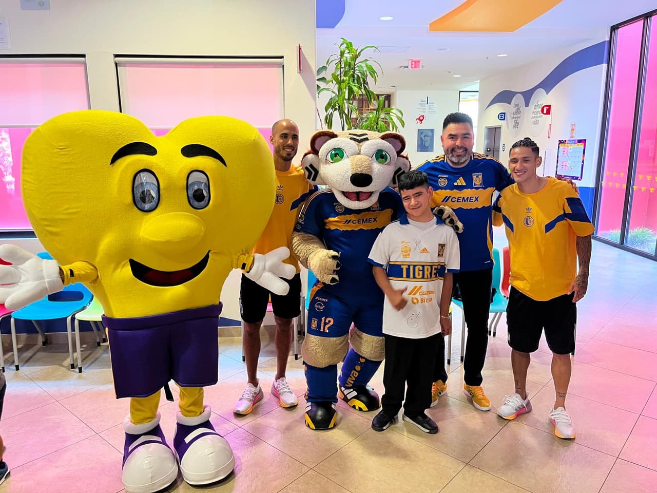 Los jugadores Guido Pizarro (izq.), José "Palmera" Rivas y Uriel Antuna se tomaron fotografías con los niños que acuden a las terapias en el CRIT.