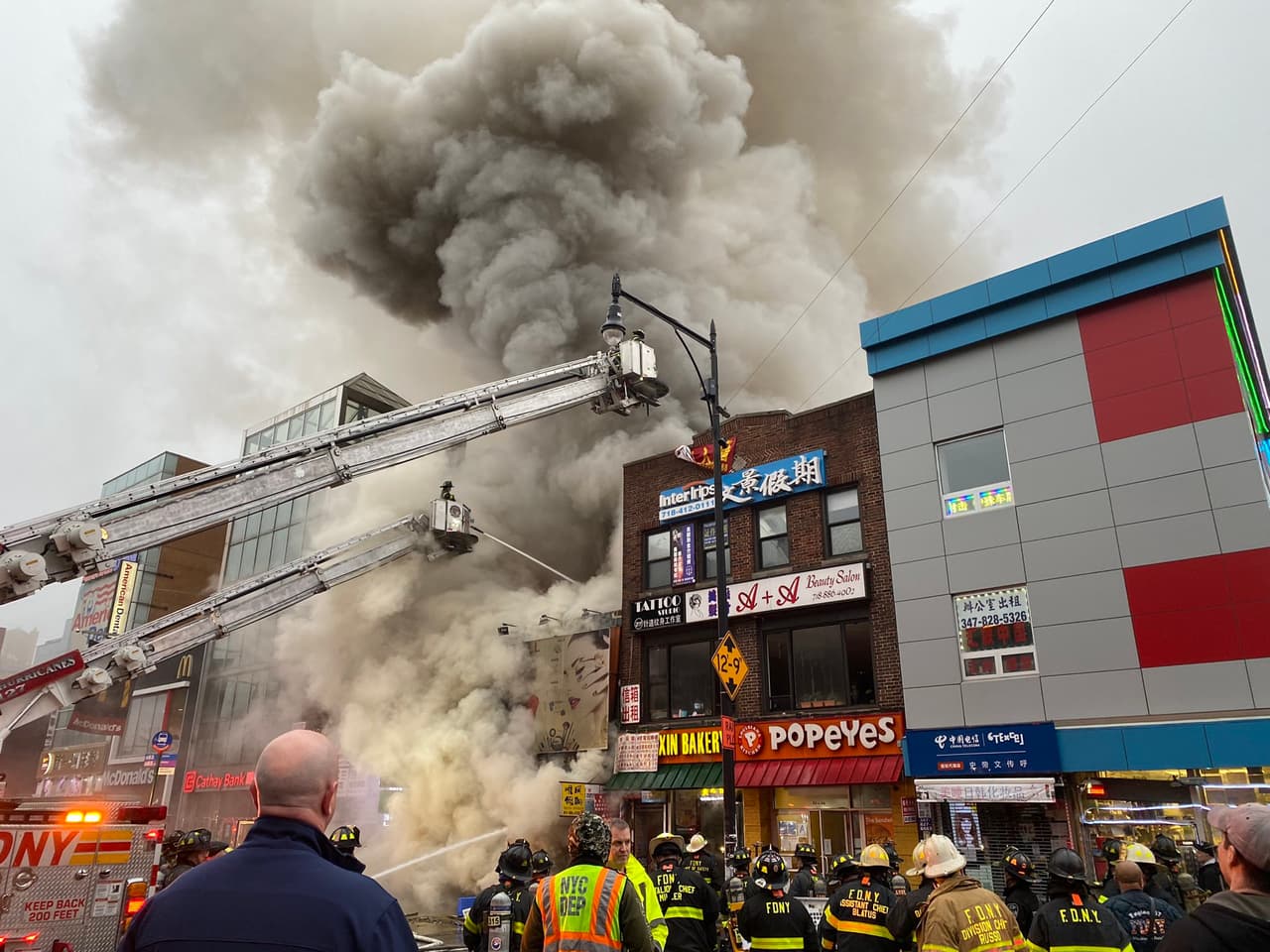 Un incendio arrasa con tienda en Flushing