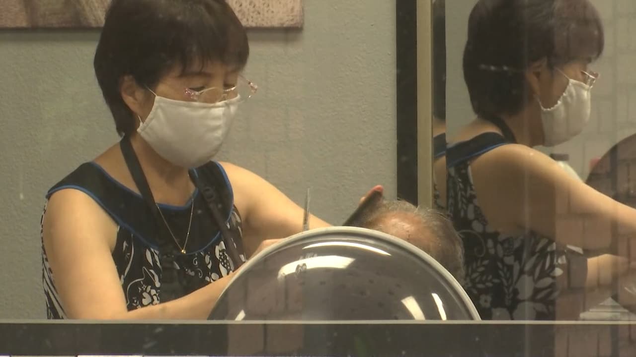 Adentro del local se realizaban cortes de cabello.