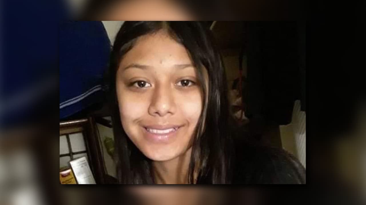 Janina Valenzuela de 14 años fue asesinada a puñaladas presuntamente por un joven de 15 años, identificado por las autoridades como Brayan Segura. La joven fue encontrada muerta en un arroyo.