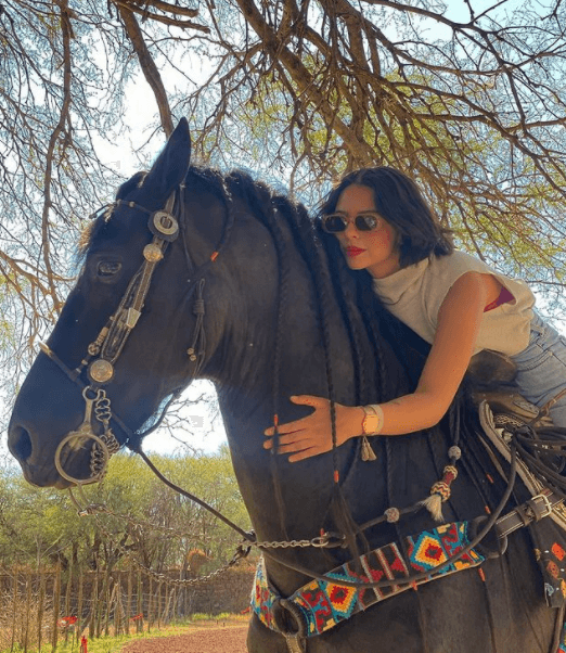 Ángela es amante de los animales, especialmente de los caballos y los caninos. Tiene un caballo de nombre Troyano. 
<br>