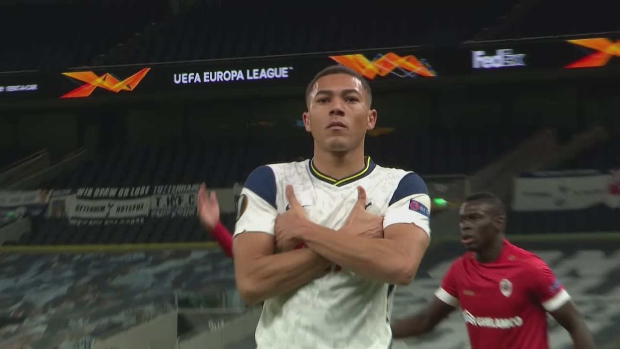 ¡Más fácil es imposible! Carlos Vinícius empuja el balón para el 1-0