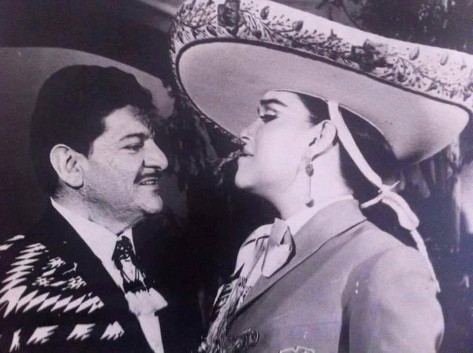 La llamada 'Grandota de Chihuahua' fue una de las musas de José Alfredo Jiménez. A él le encantaba su tono de voz, su estilo y la manera tan intensa como cantaba. Se dice que vivieron un romance en secreto, incluso el guanajuatense le escribió el tema: 'Amanecí en tus brazos'.