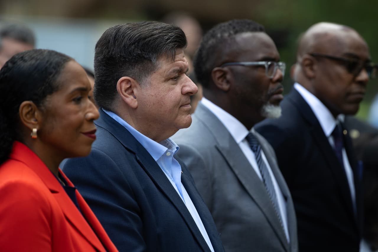 “Hoy temprano, en el Despacho Oval, Donald Trump miró a las cámaras y me pidió que dijera personalmente: ‘Señor Presidente, ¿podría honrarnos con proteger nuestra ciudad?’. En cambio, le dije:
<b>‘Señor Presidente, no venga a Chicago’</b>.”