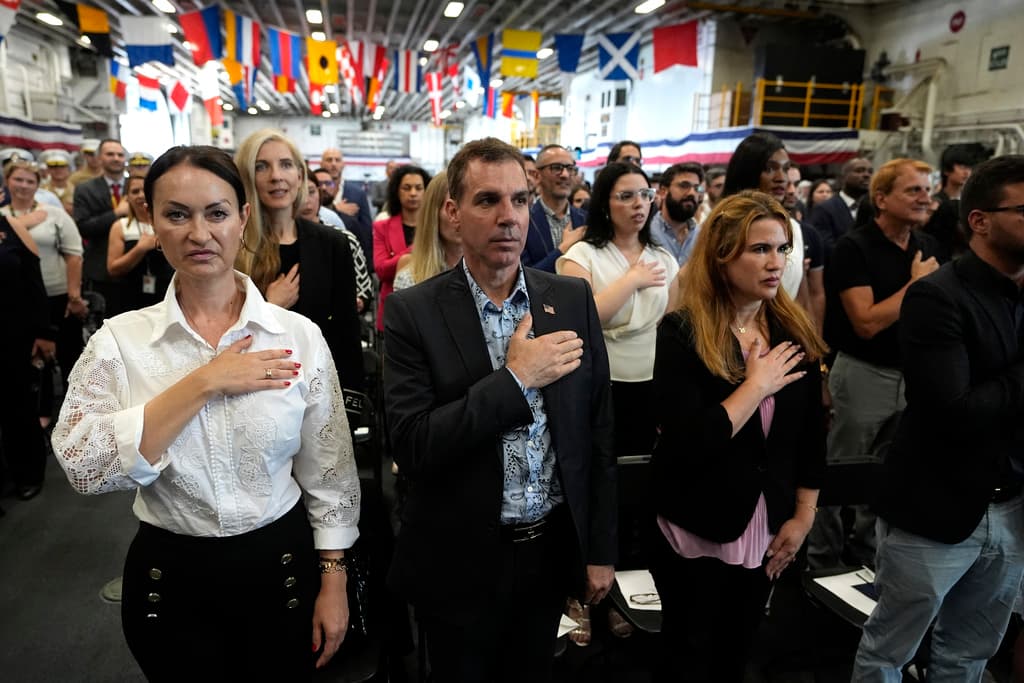 El matrimonio búlgaro juramentó lealtad a Estados Unidos junto a otros 58 inmigrantes en el USS Bataan, durante la histórica Semana Naval en Miami.