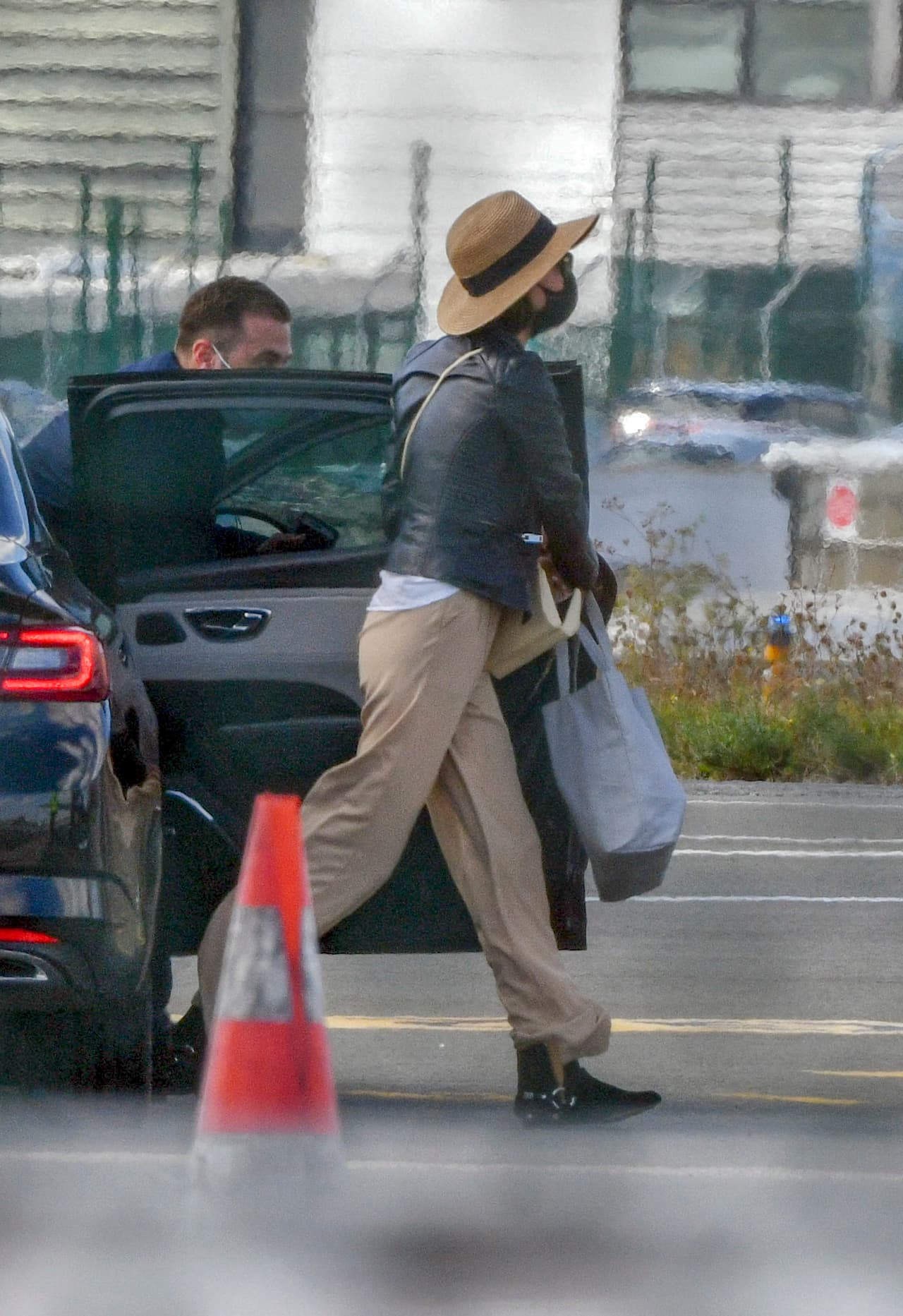 Daily Mail afirma que ahora Brad Pitt y Nicole Poturalski se hospedan en el Château Miraval, una propiedad que compró por 
<b>67 millones de dólares</b> en el año 2011, cuando estaba casado con Angelina Jolie.
<br>