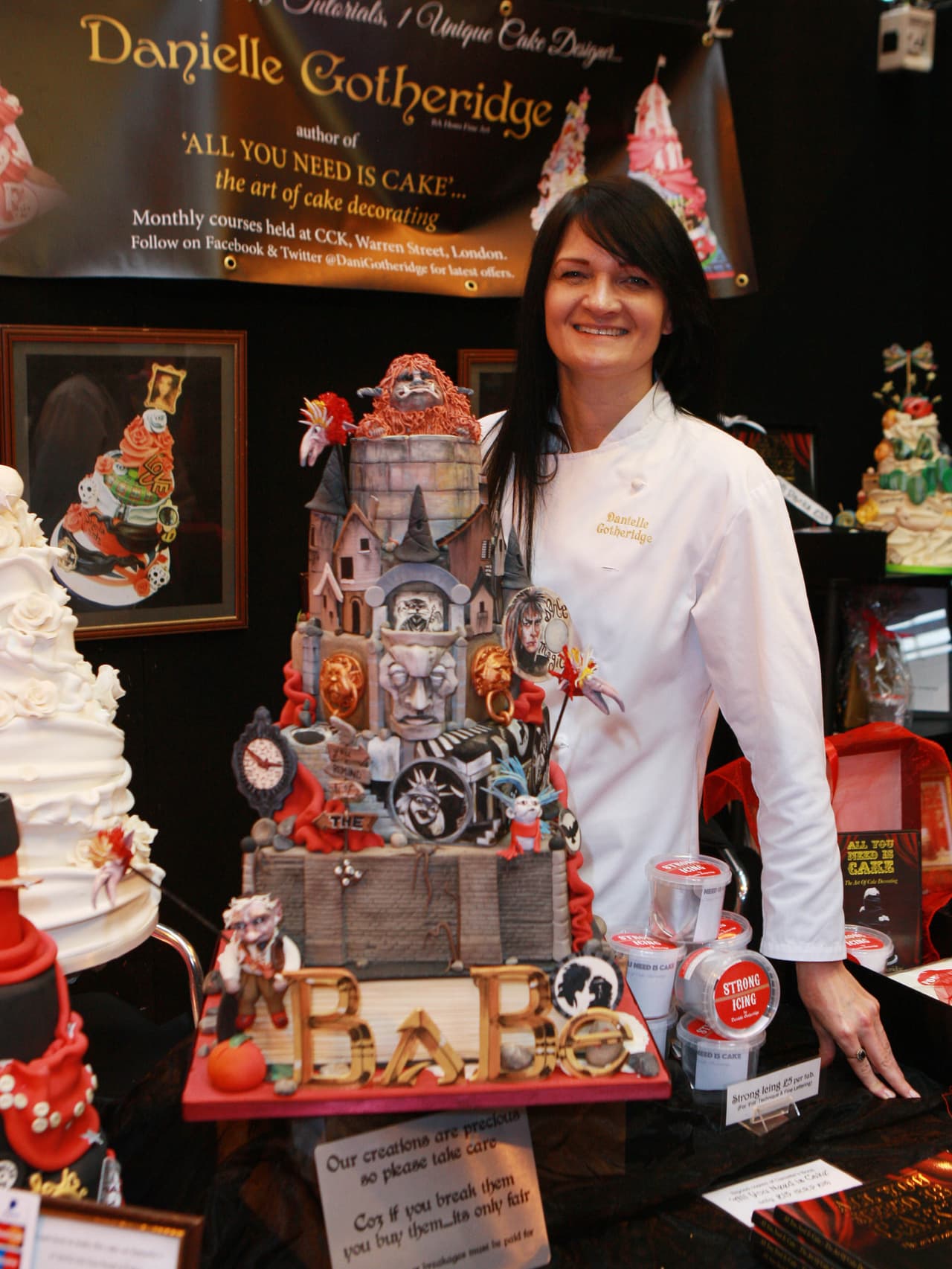 La competencia de pasteles mundial, Cake International, exhibió pasteles que llevan la decoración culinaria a lugares inesperados, con repostería en forma de personajes de películas, pájaros, perros y hasta un bebé. El show se llevará a cabo del 17 al 19 de marzo en Birmingham, Inglaterra.