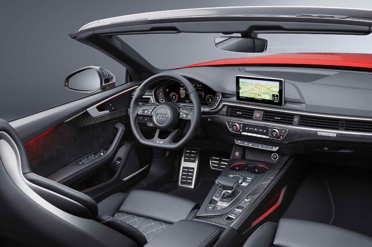 En el panel de instrumentos del
<b>S5 Cabriolet</b> se aprecia una
<b>salida continua de aire acondicionado o calefacción</b>, con lo que
<b>Audi</b> buscó dar una sensación de espacio aún más grande. Los tapizados son de cuero con detalles en el color exterior y en símil fibra de carbono.