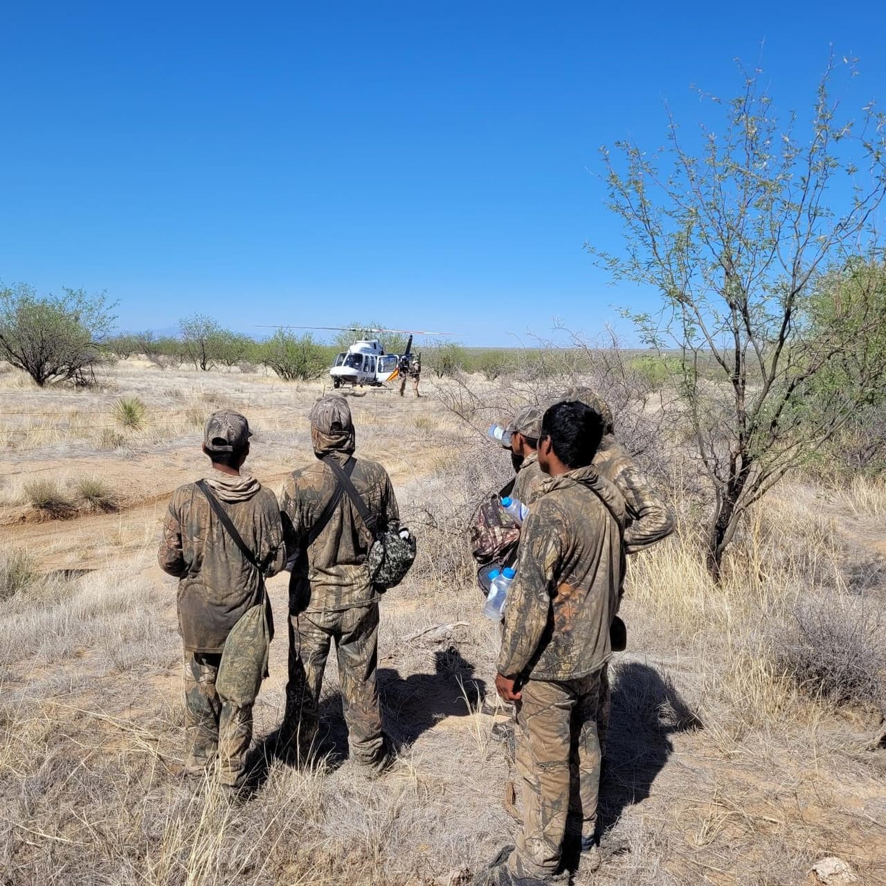 Desde el aire ubicaron a los grupos, en este grupo los migrantes vestían de camuflaje para evadir los controles de las autoridades migratorias.