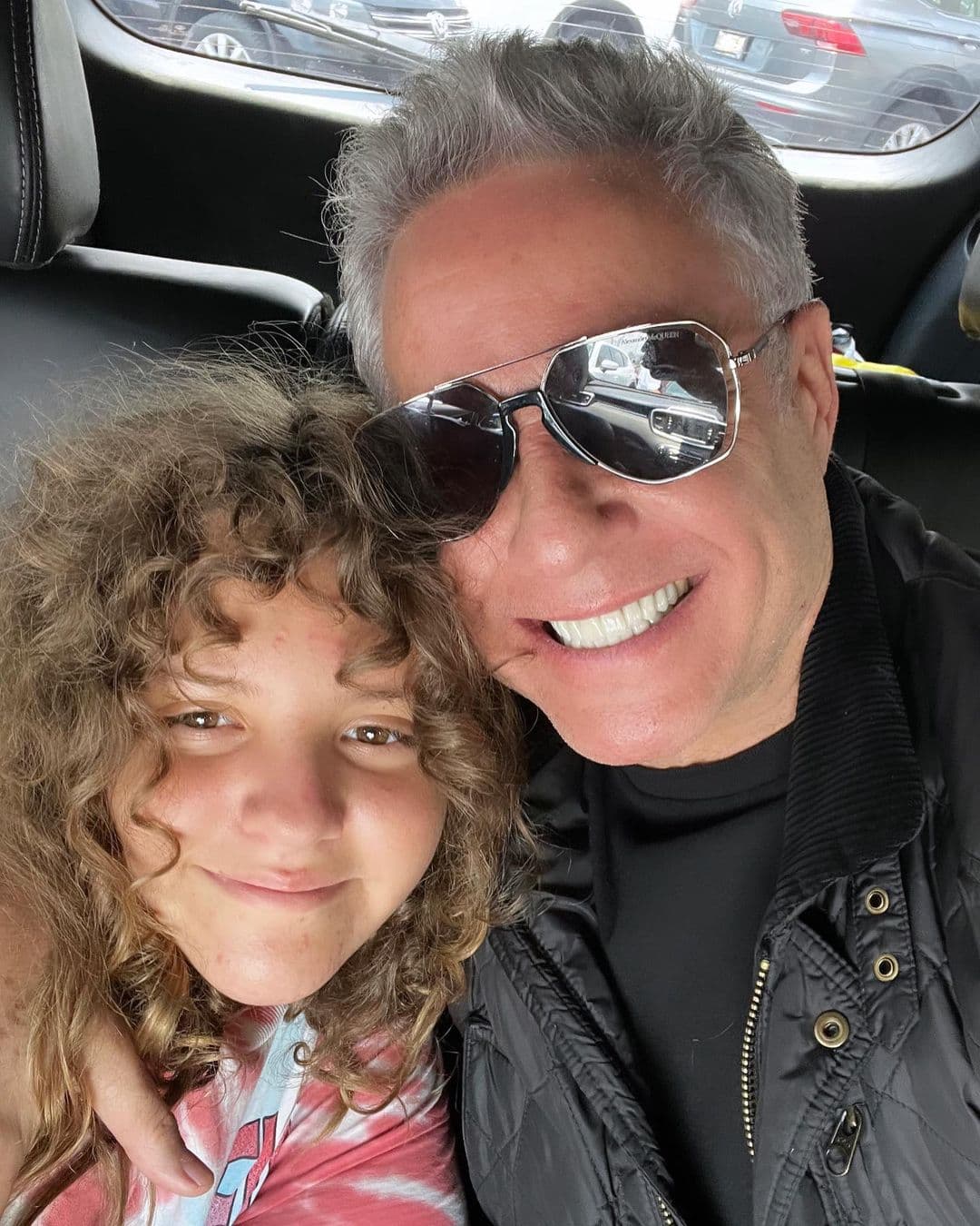 “No, no, no. Me refiero a él y sus actividades y lo que a él lo rodea. No quiero meterme en escribir algo o criticar algo porque no me corresponde, pero sí siento que podría estar más pendiente de su niña”, externó.