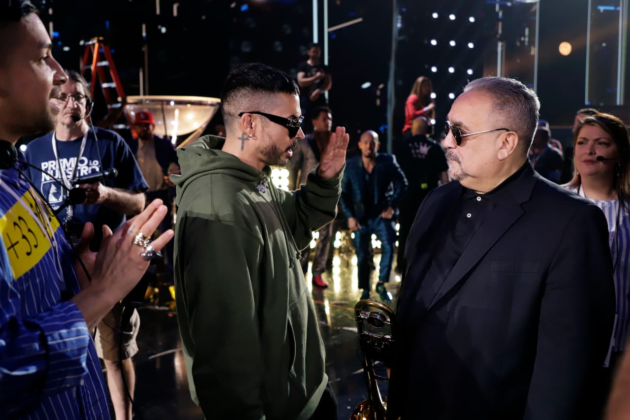 El fue invitado especialmente por el reggaetonero colombiano Reykon, quien lo recibió con este ademán de respeto antes de comenzar a ensayar.