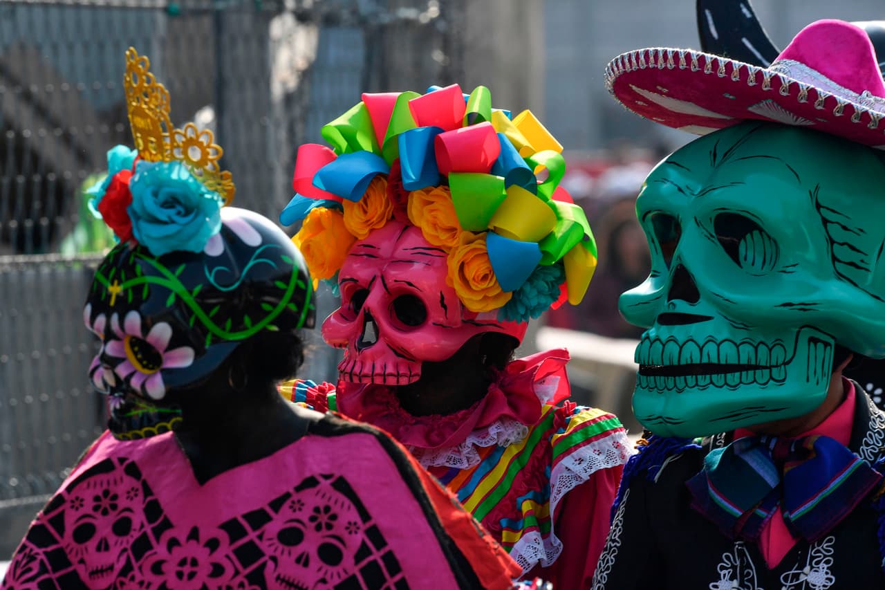 Los disfraces típicos de la tradicional celebración del Día de los Muertos se tomó la previa del Gran Premio de México en la Fórmula 1, con un colorido que le dio un condimento especial.