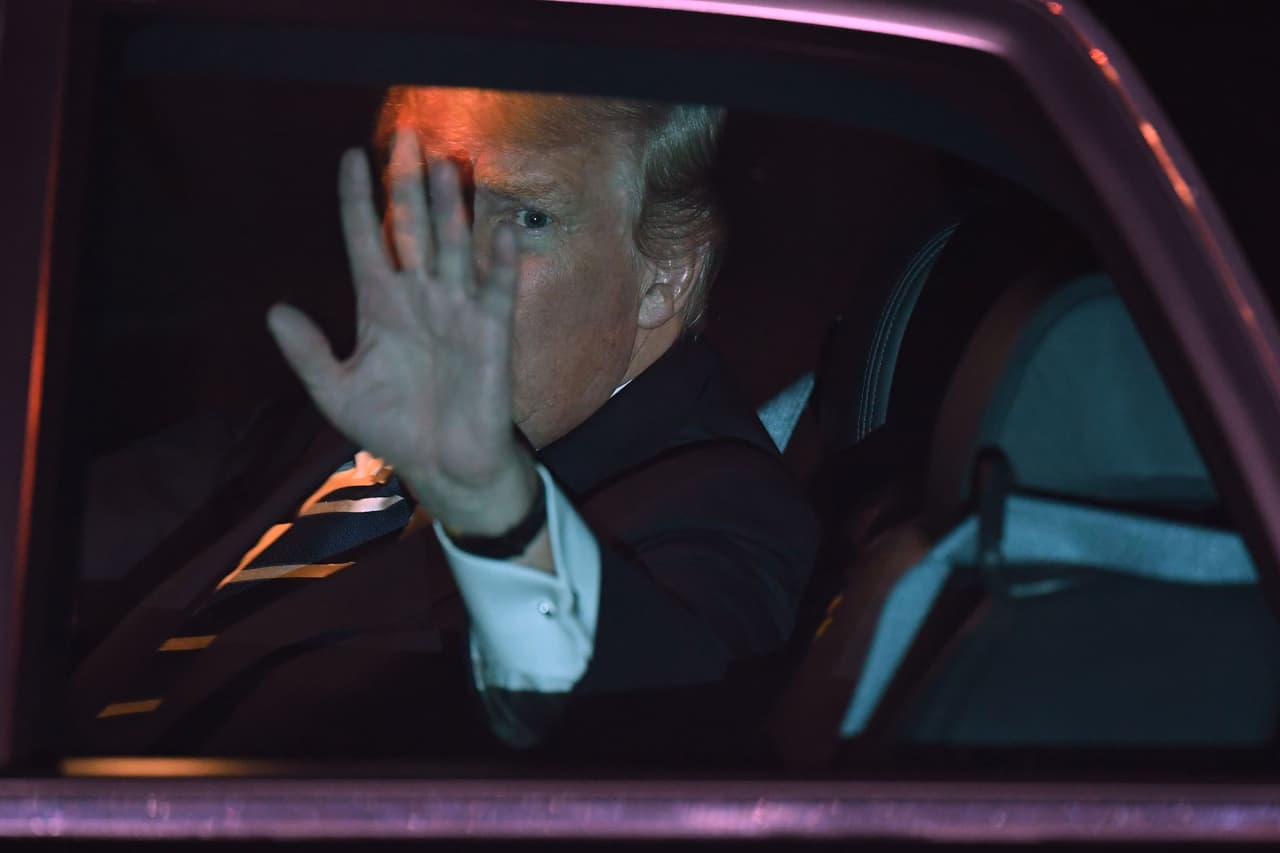 'La Bestia' tiene espacio para
<b> 7 pasajeros</b>, incluyendo al mismo presidente, a su guardaespaldas principal miembro del Servicio Secreto y el chofer. Los otros cuatro espacios de dividen en; uno al lado del asiento del presidente y tres a su frente, viendo hacia atrás.
<br>
<br>La especificaciones técnicas de 'La Bestia' 
<b>son secretas</b> pero sabemos que utiliza un motor turbodiésel Duramax de General Motors y una transmisión para camiones capaz de soportar tanto las enormes cantidades de torque que su motor genera como el gigantesco peso del veículo.