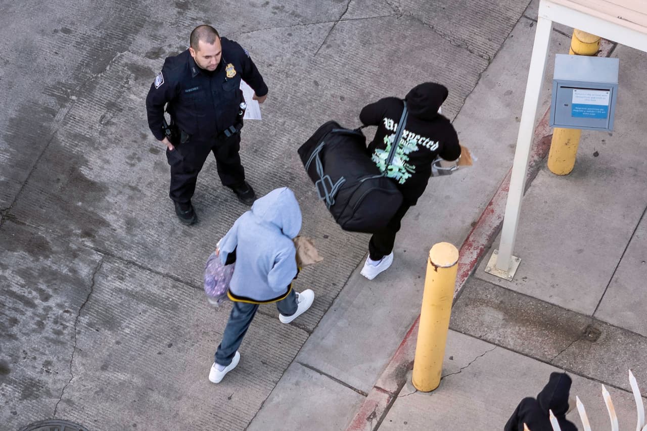 Llegan a México, precisamente a Sonora, 
<b>los primeros <a href="https://www.univision.com/noticias/politica/senado-aprueba-medida-laken-rike-1" target="_blank">grupos de migrantes deportados desde Estados Unidos</a> </b>desde que regresó a la Presidencia Donald Trump.