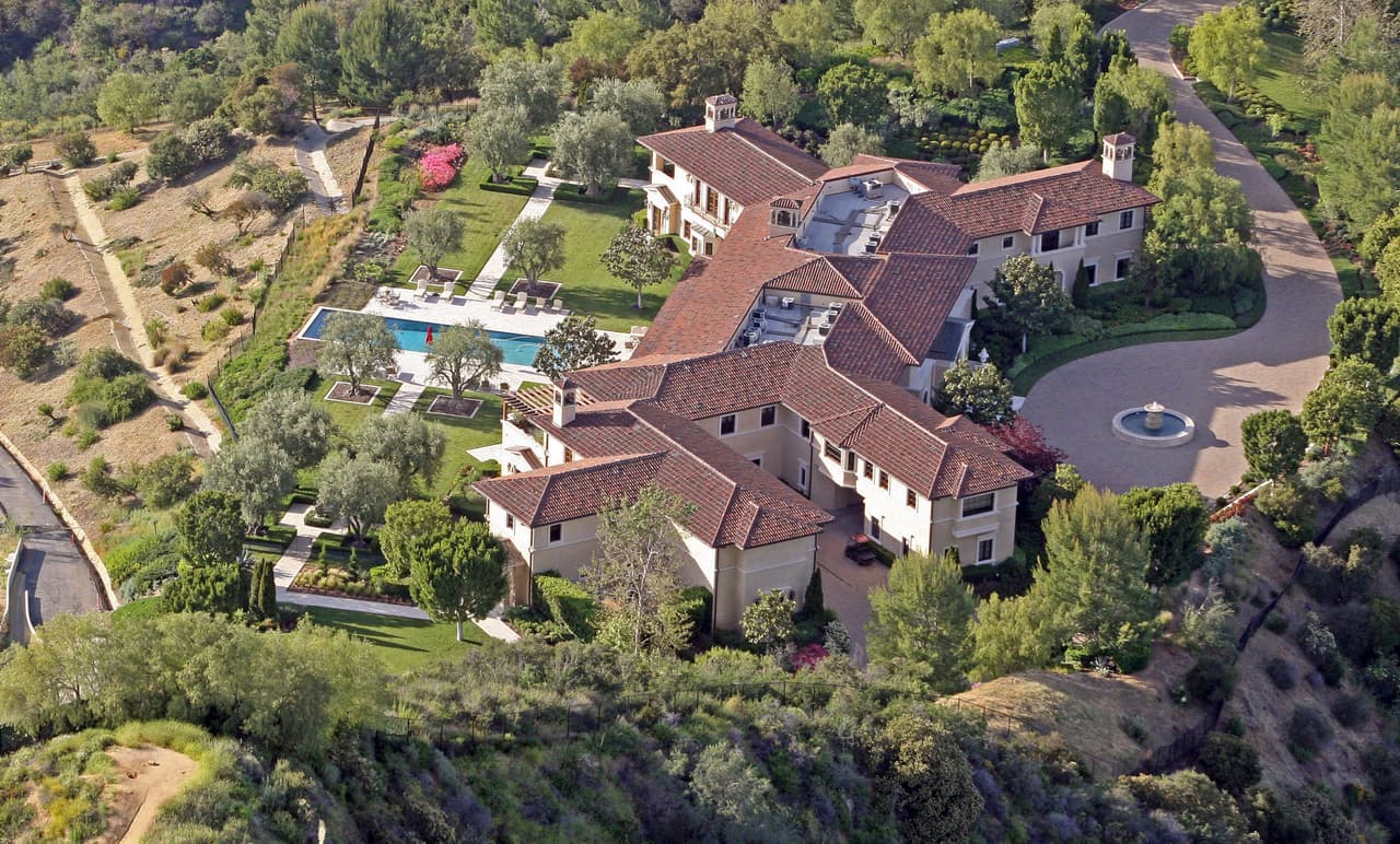 De acuerdo con la principal agente de bienes raíces de Hollywood, Rochelle Maize, de la agencia Nourmand & Associates, "no hay muchos alquileres en oferta en Beverly Ridge Estates debido al número limitado de propiedades", solo hay 14 casas, todas muy prestigiosas y elegantes. Agregó que cuesta alrededor de $16 millones comprar una propiedad allí.