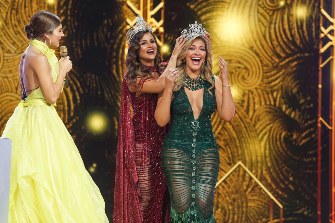 Clarissa la coronó.