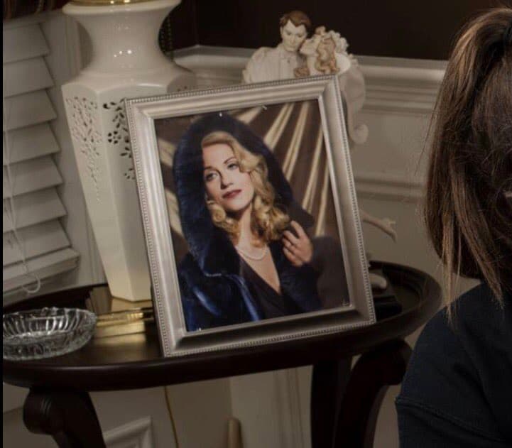 Sí, hubo un tiempo, específicamente en 2009, en el que Kellyanne Conway fue modelo de calendario, uno de mujeres políticas conservadoras, en el que ella encarnó el mes de enero y en el que además de llevar el pelo peinado, alardeó de una capa azul oscura con ribetes en piel de zorro. La imagen —donde se le ve en un fondo dorado y con la mirada perdida en el horizonte— no solo quedó inmortalizada en el calendario, sino que al parecer reposa en la mesa que Conway quería que todos vieran. Twitter rápidamente enloqueció 
<b><a href="https://twitter.com/runwithskizzers/status/841337484432809984?ref_src=twsrc%5Etfw">comparándola con las brujas de 'Hocus Pocus</a></b>'.