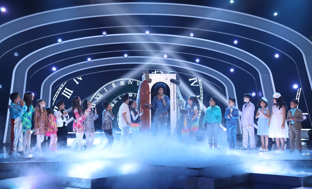 Con el pelo rizado afro al estilo de la década de los 70s fue como lució su melena al inicio del show.