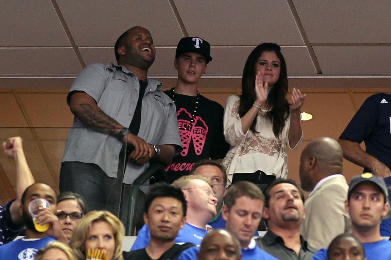También aparecían Selena y Justin disfrutando los juegos de baloncesto.