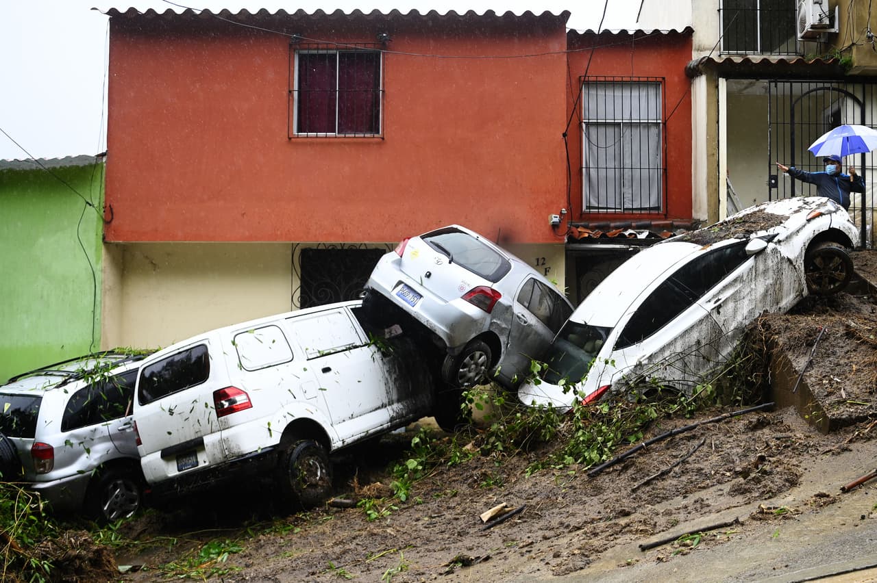 Automóviles apiñados luego del paso de Cristóbal en Panchimalco, El Salvador, el 3 de junio. La tormenta se mueve lentamente sobre el sur de México con vientos máximos sostenidos de 40 millas y dirección sureste. Enfilará hacia el norte sobre el Golfo de México este viernes.