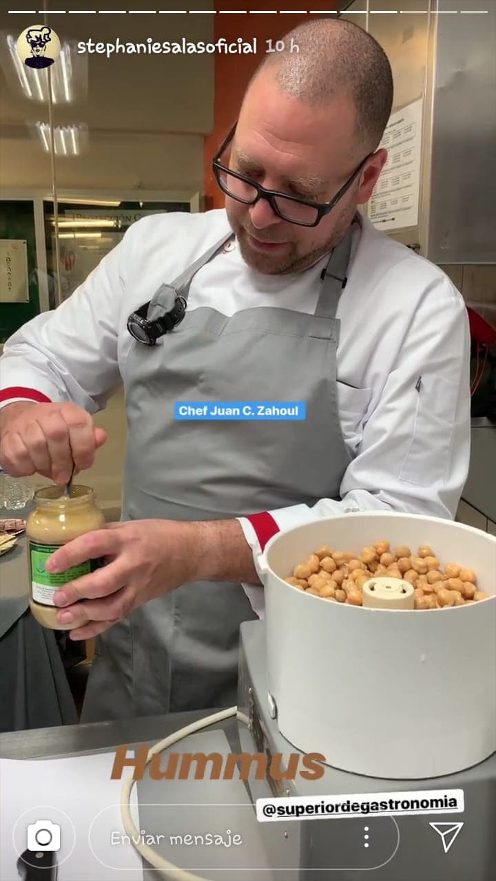 En sus historias de Instagram, la hija de Sylvia Pasquel compartió diversas postales en las que mostró parte de su curso gastronómico. 
<br>