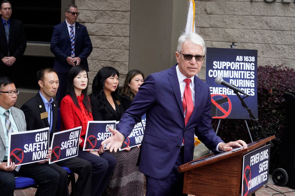 A los 
<b>fiscales y tribunales</b>, ese primer proyecto les requiere 
<b>mayor rigurosidad con la incautación de armas de fuego</b> tan pronto una persona es condenada.