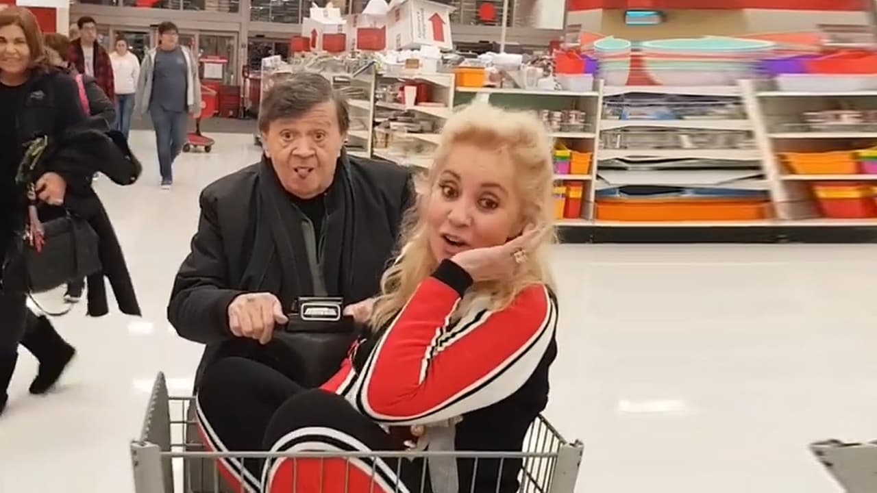 Sin dar un paso, Chabelo y Carla Estrada celebran décadas de amistad en una tienda por departamentos
