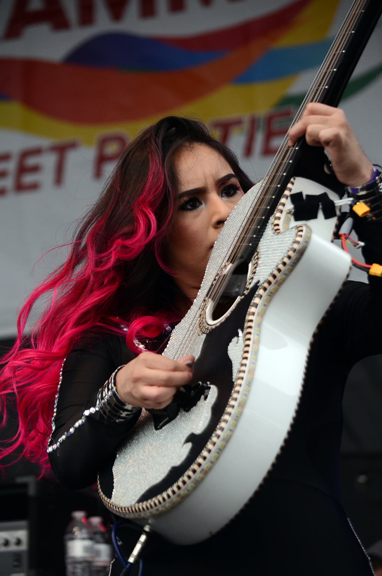 Con su talento y belleza prendieron la fiesta callejera del Latin GRAMMY