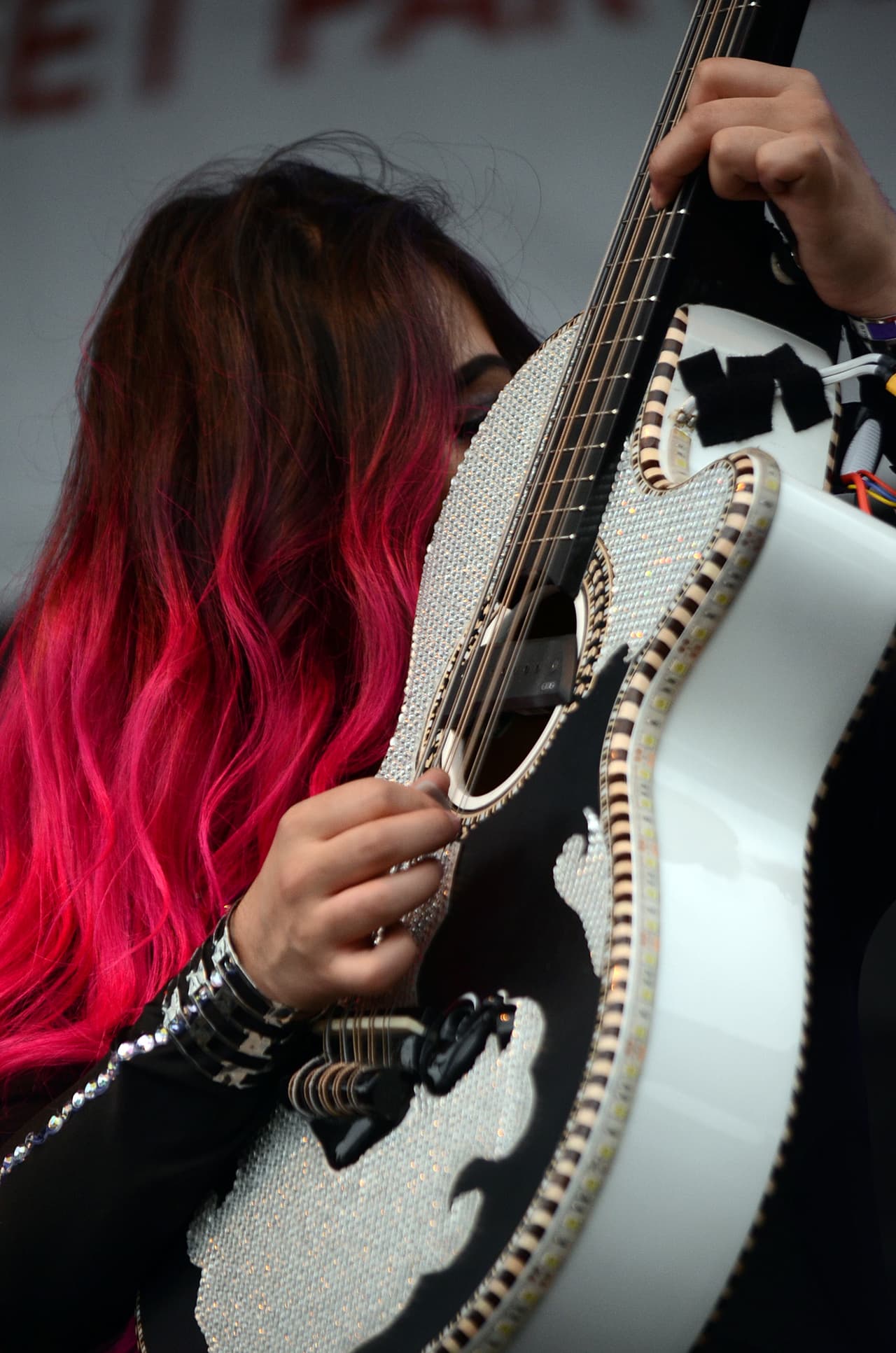 Con su talento y belleza prendieron la fiesta callejera del Latin GRAMMY