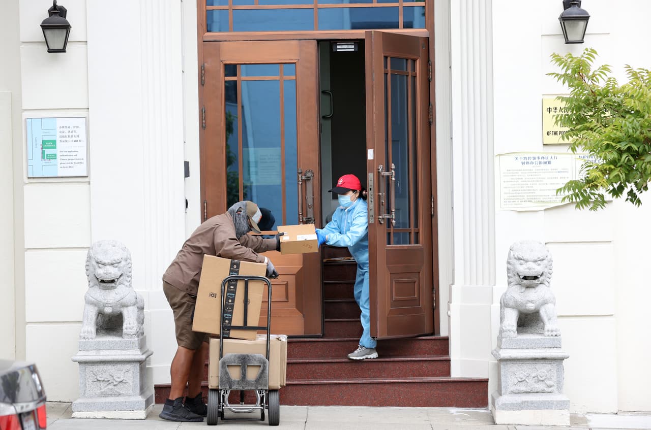 3.Controle la ubicación del envío: “Si sabe que no estará en casa para aceptar el paquete, puede enviarlo al trabajo o recogerlo en la tienda”, aconseja CCTV Camera World.