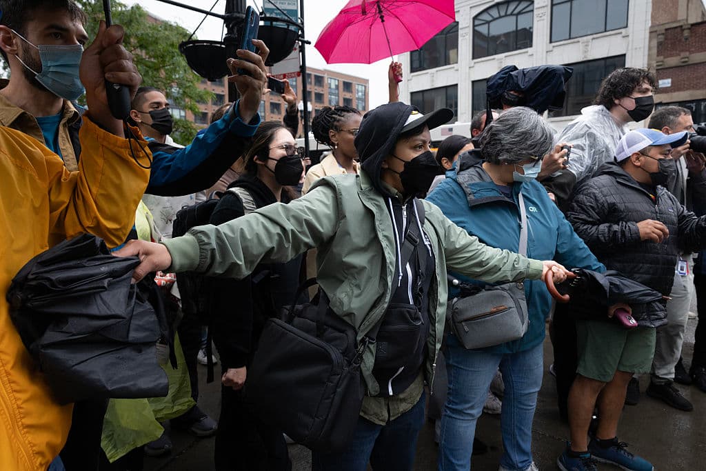 Algunos de los detenidos no contaban con antecedentes penales. Entre ellos, 
<b>una madre guatemalteca</b> con permiso de trabajo vigente. Su abogada, Cinthia Mazariego Fernández, indicó: “No me han dado explicación. Solo me dijeron que la iban a arrestar. Ella ha pagado sus impuestos y tiene hijos en la escuela".