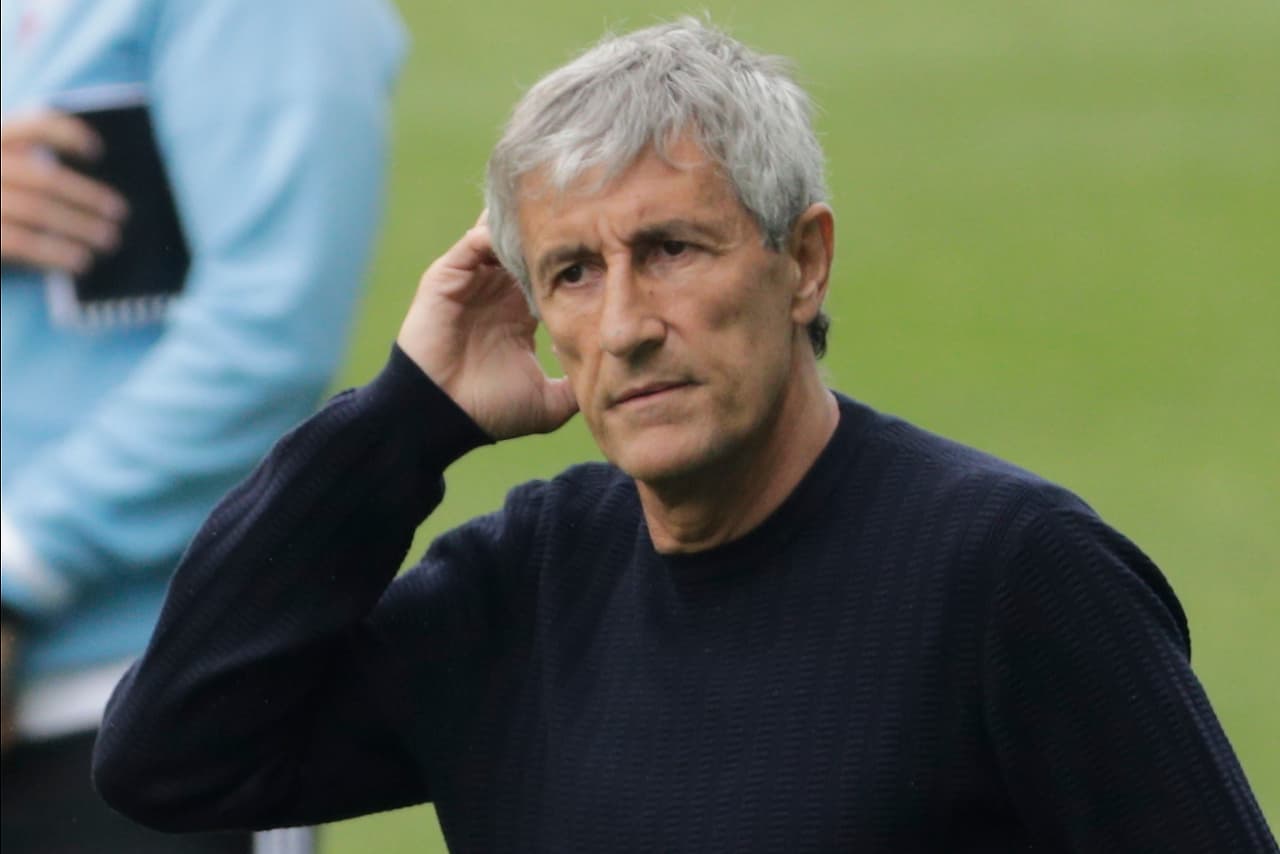 Quique Setién no la está pasando nada bien y mira cómo se le va La Liga lentamente.
