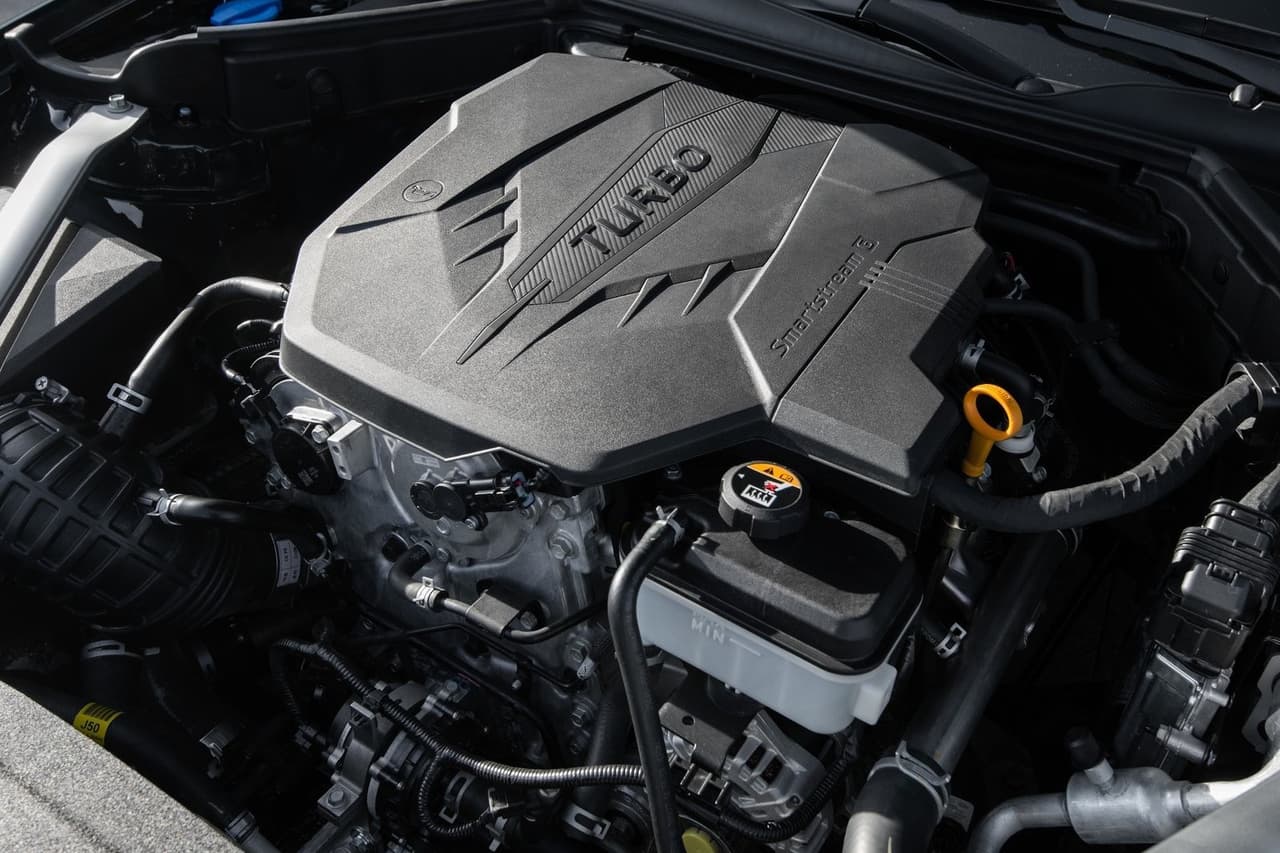 Lo más llamativo sucede bajo el capó, pues estrena un nuevo motor cuatro cilindros de 2.5 litros turboalimentado con el que produce 300 caballos de fuerza y 311 lb-pie de torque, lo que supone un incremento de 45 caballos de fuerza y 51 lb-pie de torque con respecto a la edición anterior.