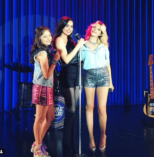 Juntas descubrirán su pasión por el canto y los escenarios.