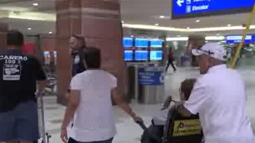 Emotivos encuentros en la llegada del primero vuelo desde la capital mexicana Phoenix después del terremoto