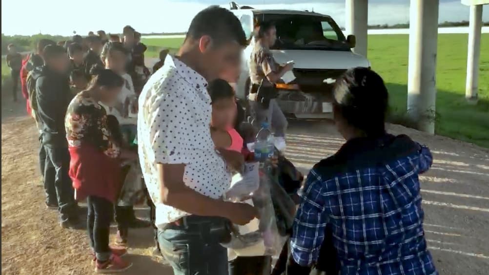 170 indocumentados se entregan a la Patrulla Fronteriza y saturan agencia del sur de Texas 