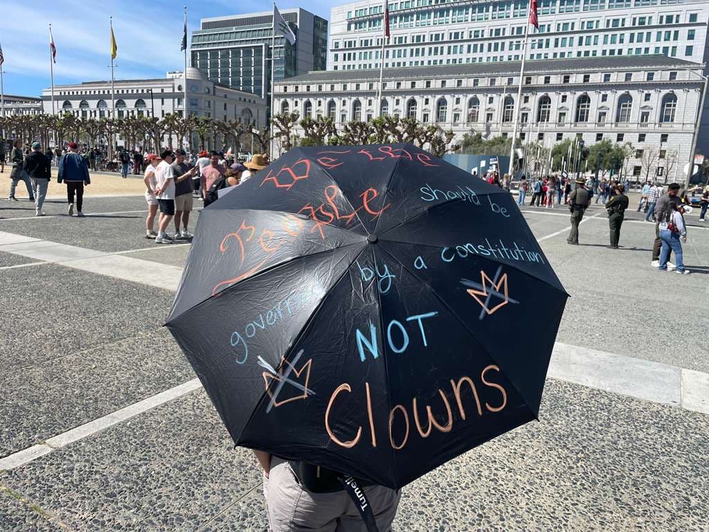 En las inmediaciones, particularmente en 
<b>Fulton Plaza</b>, se instaló una 
<b>feria comunitaria</b> en la que participaron 
<b>más de 40 grupos</b>, según el reporte desde el lugar. Ahí se ofrecieron recursos y orientación para la comunidad, incluyendo:
<ul>
 <li>Servicios y recursos médicos</li>
 <li>Asesoría legal</li>
 <li>Apoyo e información para personas víctimas de violencia doméstica</li>
</ul>