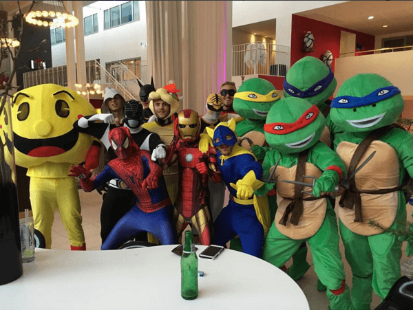 Jugadores del Leicester City festeja su liderato con disfraces