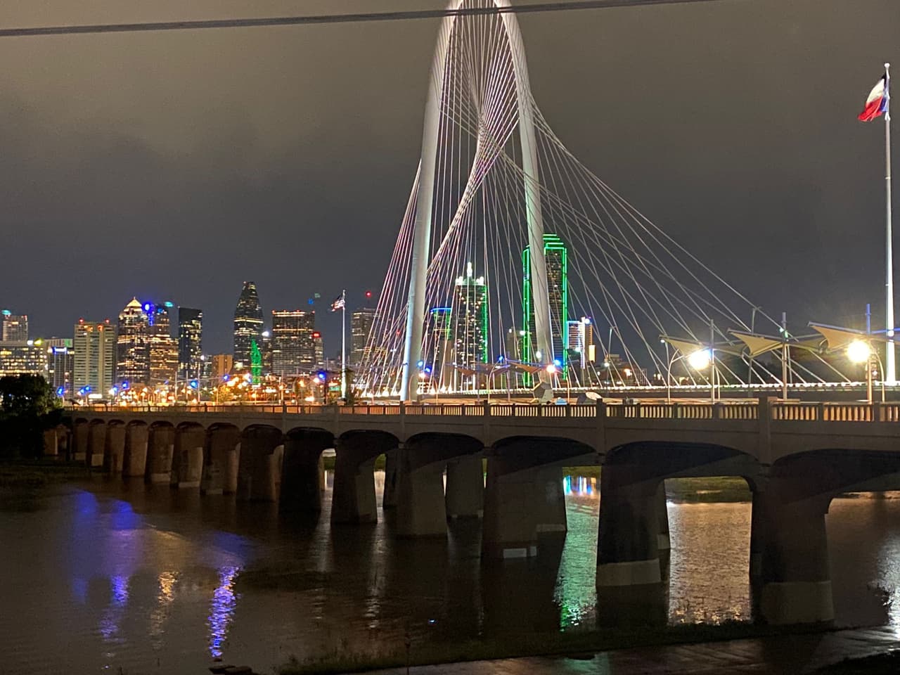 El Río Trinity que pasa por el centro de Dallas está a punto de desbordarse. Múltiples rondas de aguaceros y tormentas han azotado el norte de Texas en los últimos días y se esperan más lluvias durante los próximos días. El peligro por inundaciones repentinas se mantiene para todo el norte de Texas.