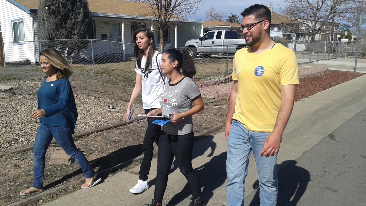 Voluntarios latinos de Sanders en Denver, Colorado