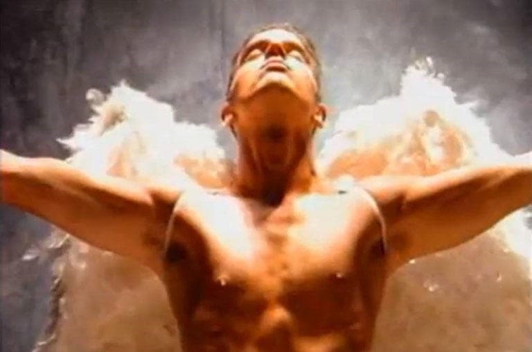 En este video mostró su cuerpazo al disfrazarse de ángel y pintó su piel de color dorado.