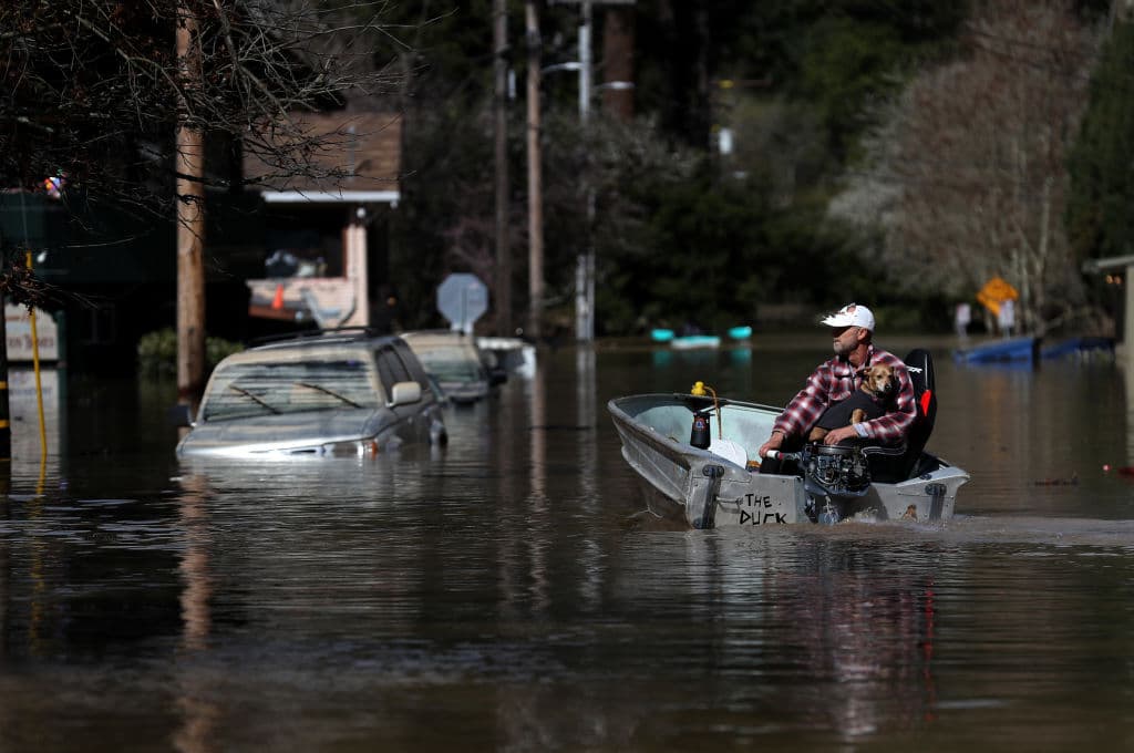 La tragedia se repite: este hombre perdió una casa en los incendios y otra con las inundaciones de California