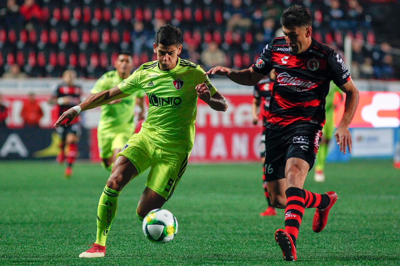 Posterior a la anotación el equipo local se desconcertó pero no perdió el orden defensivo y mantuvo el control del partido hacia el final.
