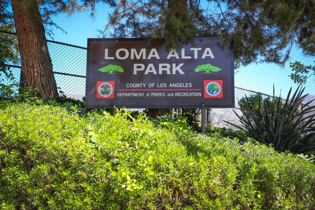 <h2 class="cms-H2-H2">Sábado, 10 de diciembre</h2>
<br>
<br>
<b>Loma Alta Park</b> – 3330 Lincoln Ave., Altadena, CA 91001 – (626) 398-5451
<br>❄️Evento de 4 a 8 PM
<br>
<br>
<b>Bassett Park</b> – 510 N. Vineland Ave., La Puente
<br>❄️Evento de 4 a 8 PM
<br>
<br>
<b>East Rancho Dominguez Park</b> - 15116 S. Atlantic Ave., Compton
<br>❄️Evento de 12 a 4 PM
<br>
<br>
<b>Ted Watkins Memorial Park</b> - 1335 E. 103rd St., Los Angeles
<br>❄️Evento de 4 a 8 PM (Mega Snow)