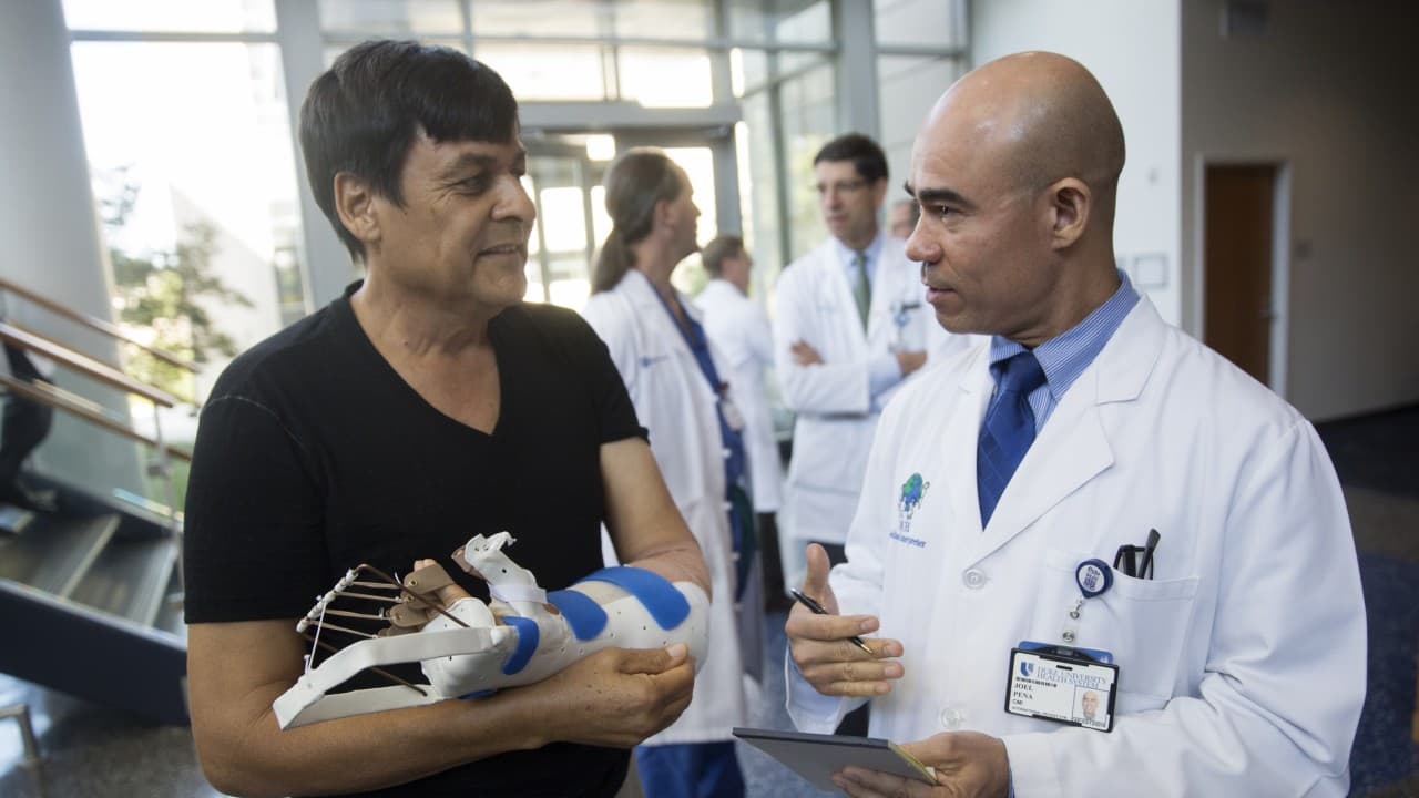 <a href="http://uni.vi/Drew306RUo9"><u>René Chávez</u></a>, un mexicano de 54 años, fue el receptor del primer trasplante de mano en Carolina del Norte. La operación duró 12 horas y fue llevada a cabo por un equipo liderado por la doctora colombiana Linda Cendales. Chávez perdió la mano izquierda a los 4 años en un accidente. “Feliz,” dijo que se sentía, al describir la vida con dos manos. “Cada día descubro cosas nuevas que puedo hacer con mi mano y eso ha cambiado mi vida”.