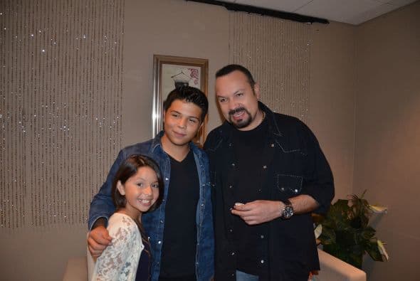 Entre las visitas especiales estuvo Pepe Aguilar, acompañado por su familia. Aquí con sus hijos momentos antes de salir al escenario de Sábado Gigante.