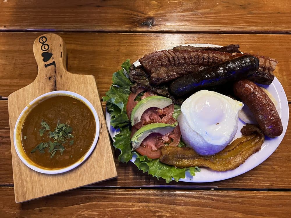 <b>Las Delicias de La Abuela</b>
<br>Dirección: 5600 Buford Hwy Ste E Doraville, GA 30340
<br>Teléfono: (770) 356-4451
<br>Sitio web: 
<a href="https://lasdeliciasdelaabuelaatl.com/">https://lasdeliciasdelaabuelaatl.com/</a> 
<br>
<a href="https://www.yelp.com/map/las-delicias-de-la-abuela-doraville">Cómo llegar</a>
<br>
<br>Sus propietarios dicen que ofrecen auténticos platillos colombianos e invitan a “disfrutar de la comida como si fuera hecha por la abuela”.