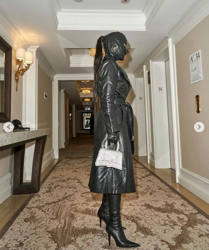 Encima llevaba una capa de cuero, botas negras hasta el muslo y guantes de la misma hechura.
<b><a href="https://www.univision.com/entretenimiento/los-looks-de-kim-kardashian-que-han-causado-sensacion-y-polemica-fotos" target="_blank"> El atuendo resaltaba con un brillante bolso</a></b> Balenciaga.
<br>