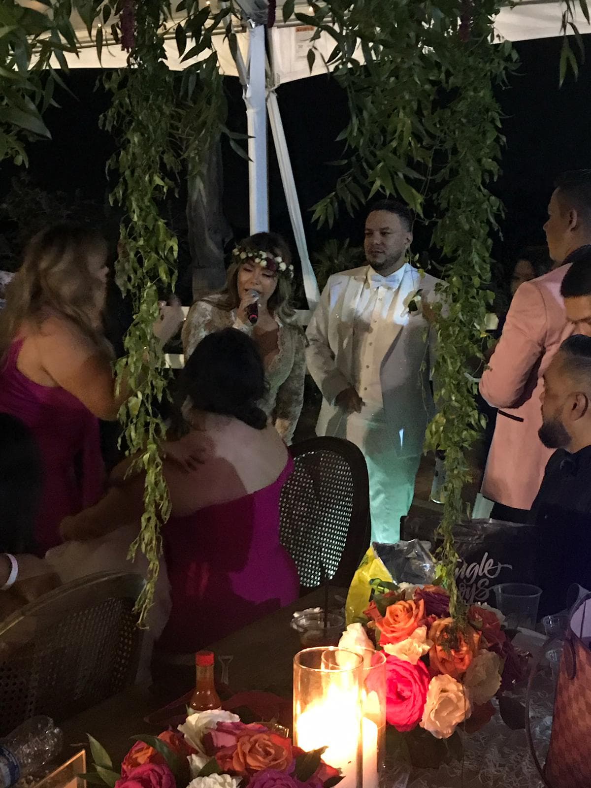 La pareja no se contuvo y también cantó en la fiesta.