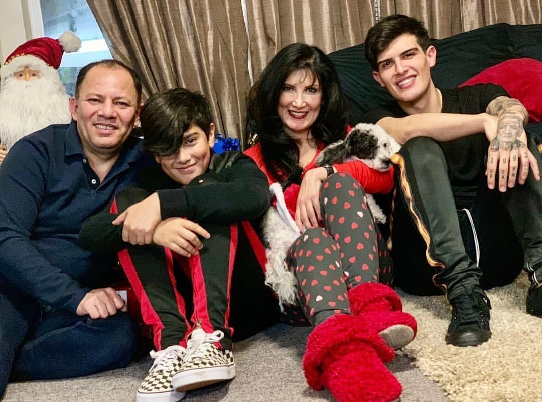 También habló del tipo de relación que tiene con su mamá actualmente, quien después del nacimiento del bebé publicó una imagen en la que le daba la bienvenida a la familia: “No tengo comunicación con mi madre en estos momentos, lamentablemente. Ha sido muy público, de más, me atrevo a decir, yo creo que hay cositas que se tienen que lavar en casa”.
<br>